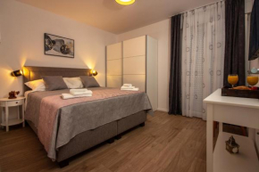 Bura2 , with private parking in the garage, Split